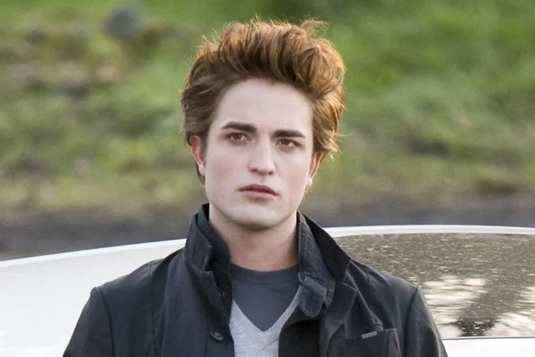 Robert Pattinson Height, Biography, Lifestyle, and Net Worth 2025 Robert Pattinson Height, Biography, Lifestyle, and Net Worth 2025